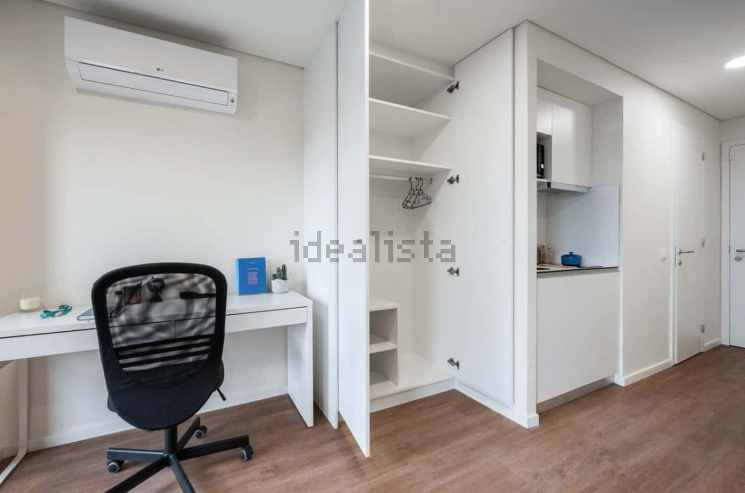 出租t0（单人公寓）在Praça Bernardo Santareno, 8 a - 试衣间