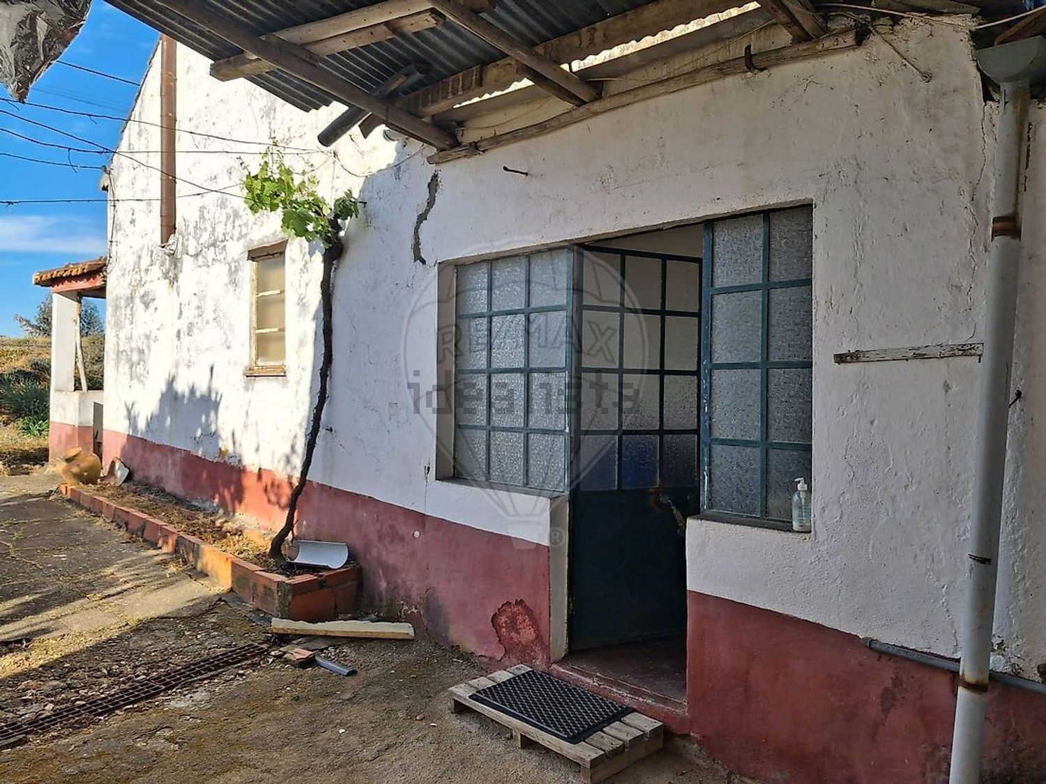 小楼房或独栋别墅出售在Rua da Escola - 外立面