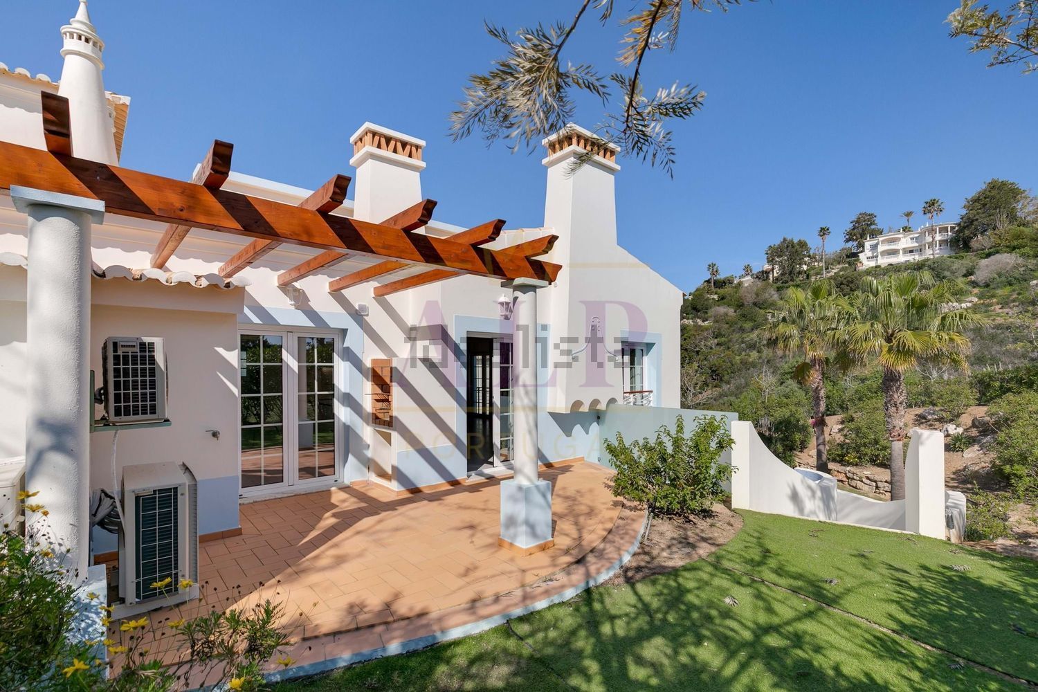 双拼别墅出售在Golfe Santo António - 院子