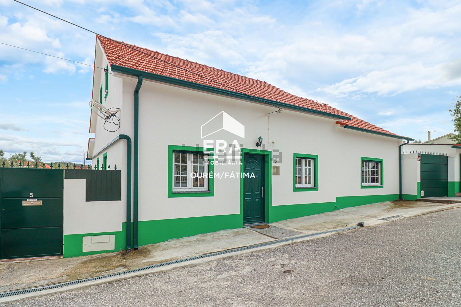 小楼房或独栋别墅出售在Freixianda - Ribeira do Fárrio - Formigais - 外立面