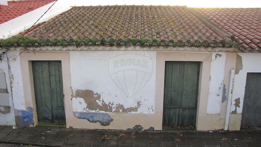 小楼房或独栋别墅出售在Santo Estevão