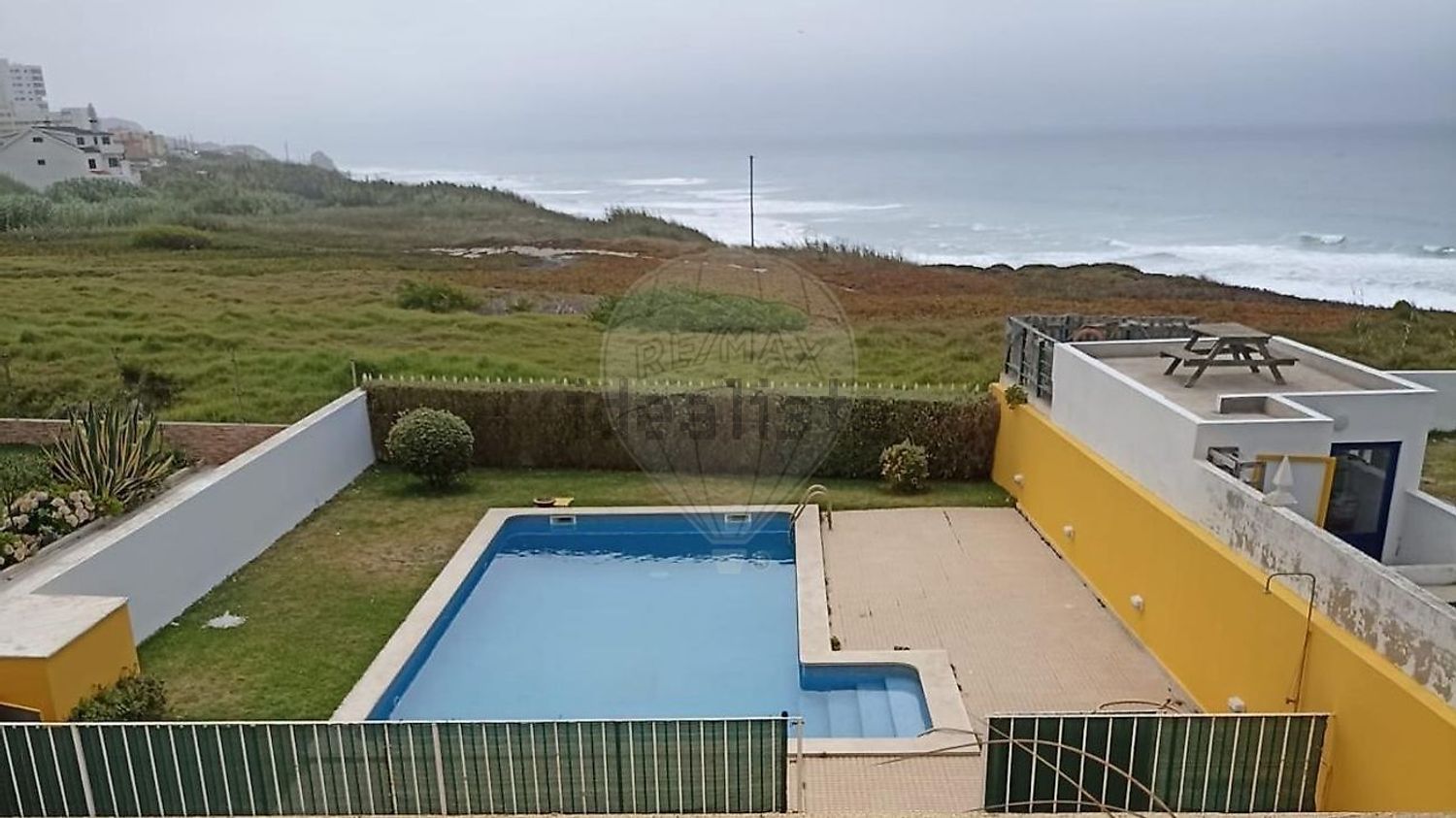 小楼房或独栋别墅出售在Rua A-Ver-O-Mar - 游泳池