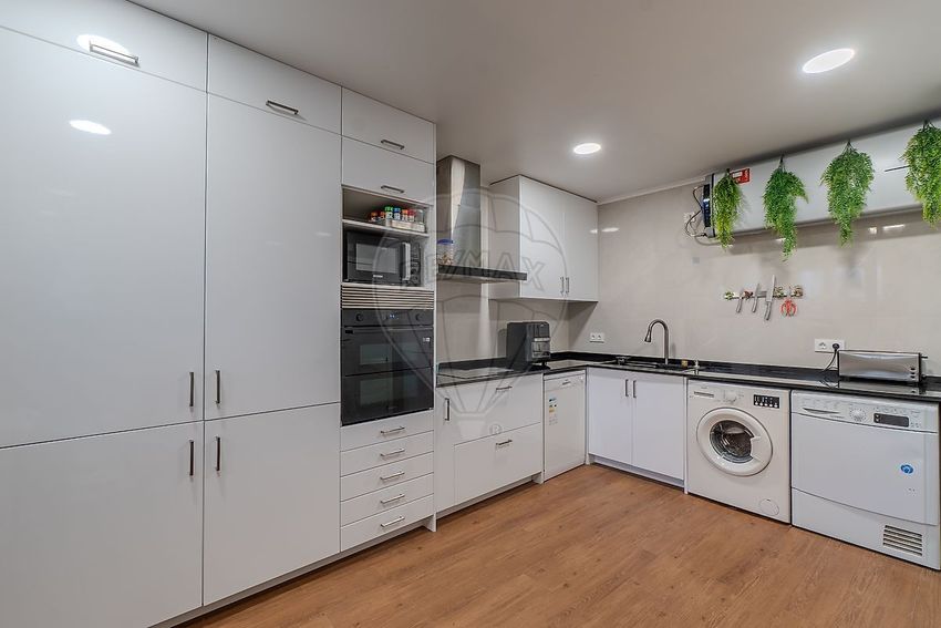 小楼房或独栋别墅出售在São Quintino