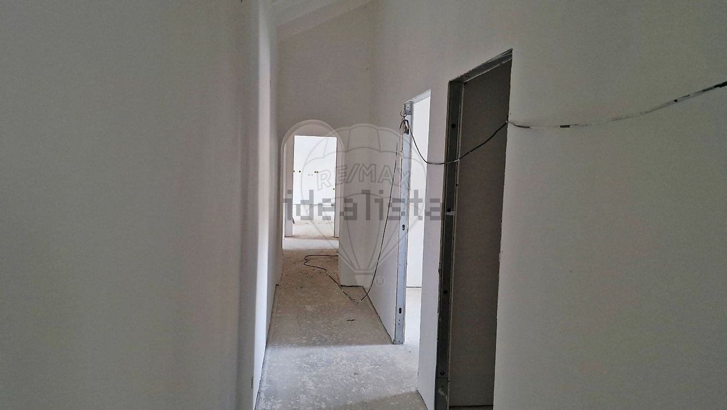 小楼房或独栋别墅出售N116 - 过道