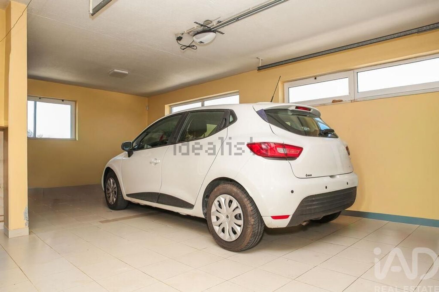 小楼房或独栋别墅出售在Encarnação - 停车位