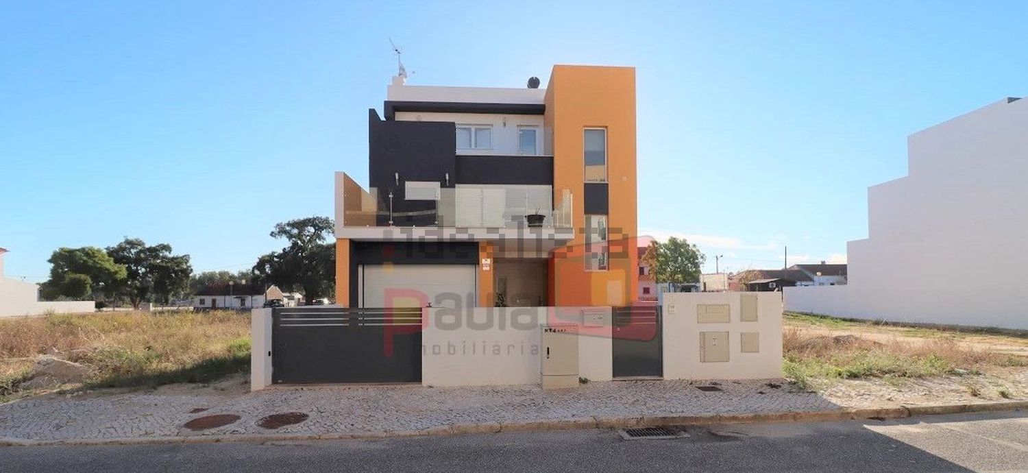 双拼别墅出售在Rua Fonte do Nico, 35 - 外立面