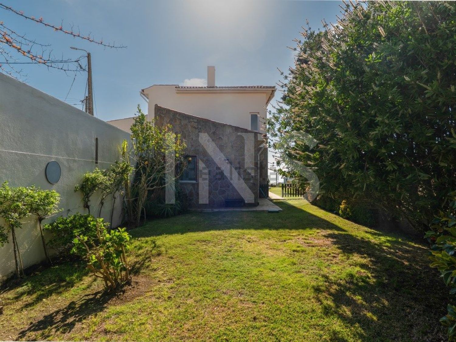 小楼房或独栋别墅出售在Rua do Beco - 外立面