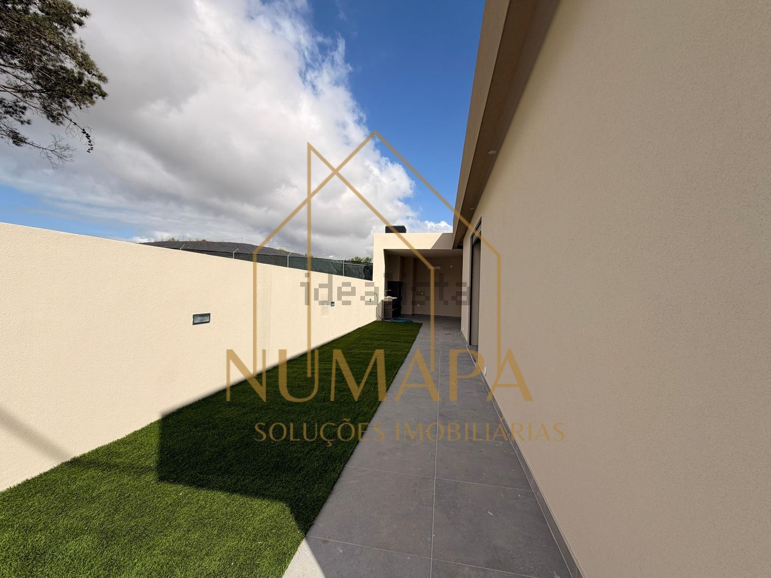 小楼房或独栋别墅出售在Rua Mário Sá - 外立面