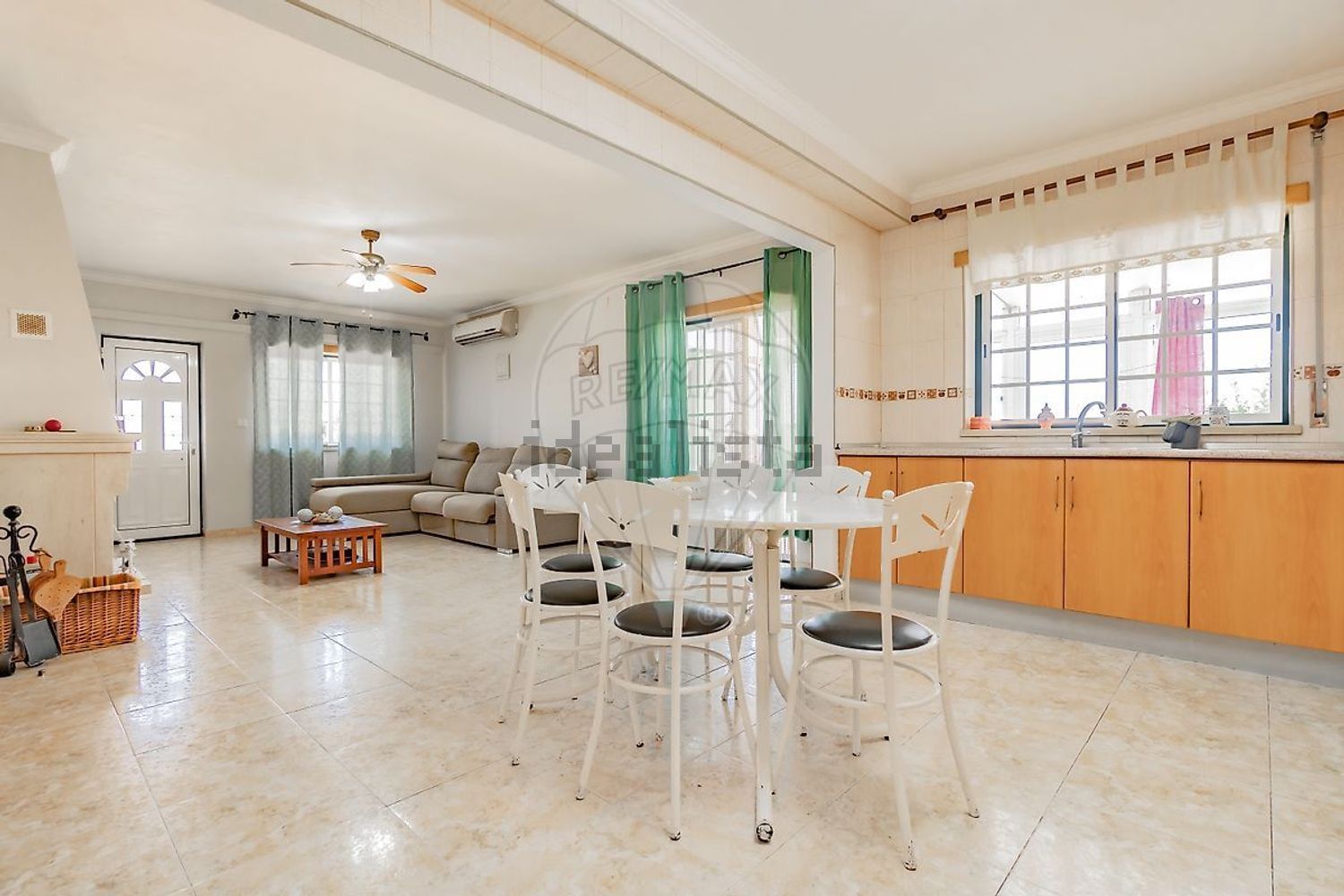 小楼房或独栋别墅出售在Rua das Flores - 客厅