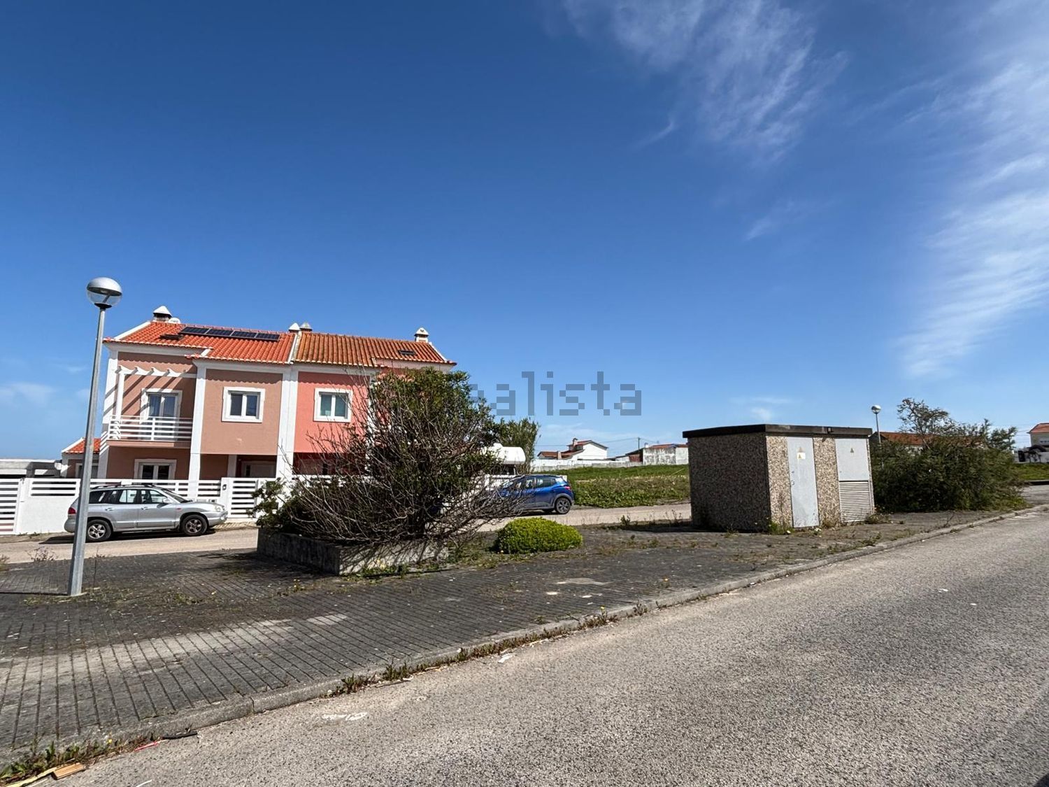 小楼房或独栋别墅出售在Rua Central - 周边