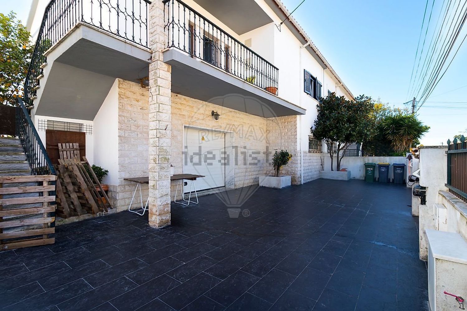 小楼房或独栋别墅出售在Rua António Sérgio - 阳台