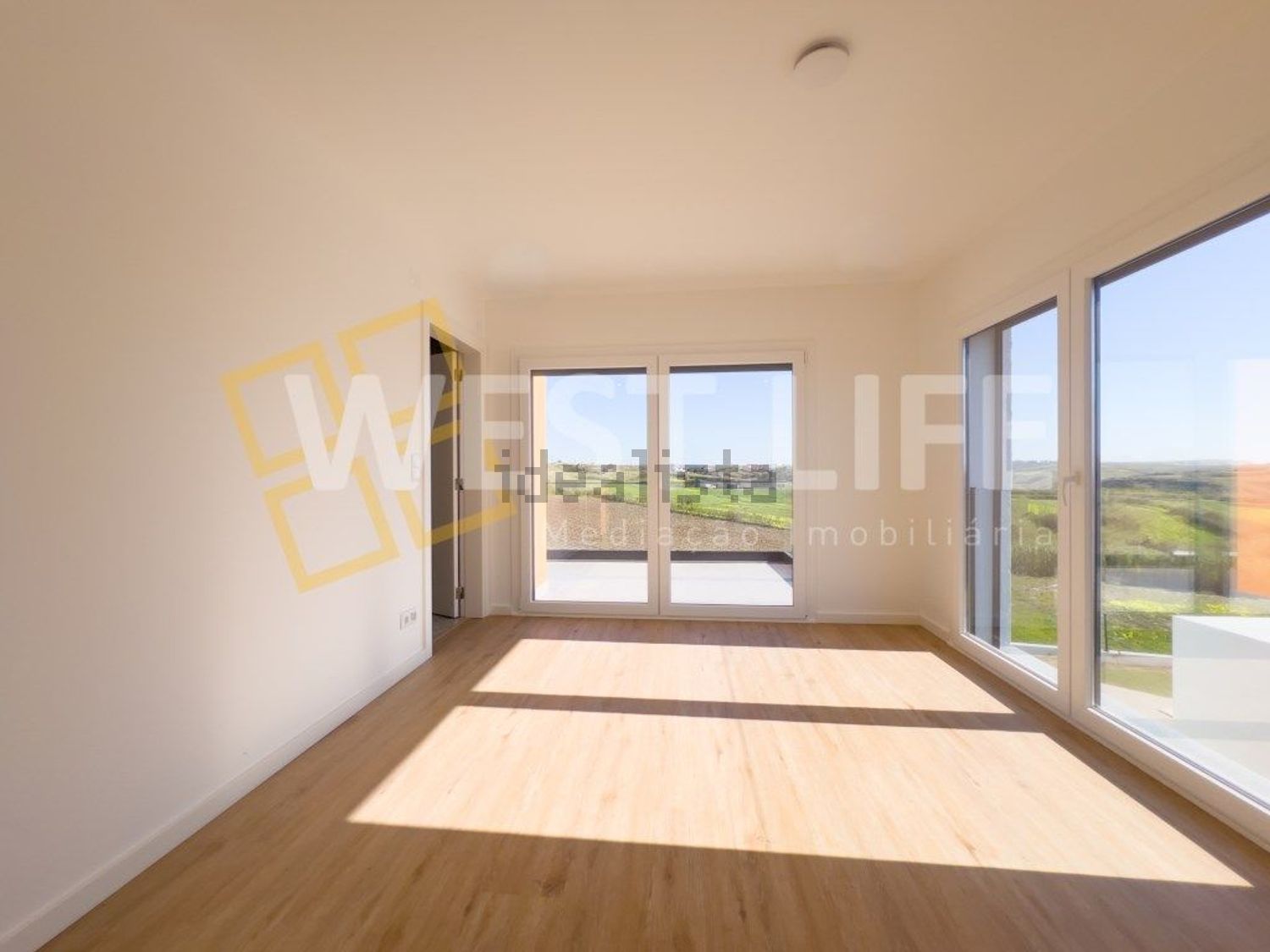 小楼房或独栋别墅出售在São Pedro da Cadeira - 居住