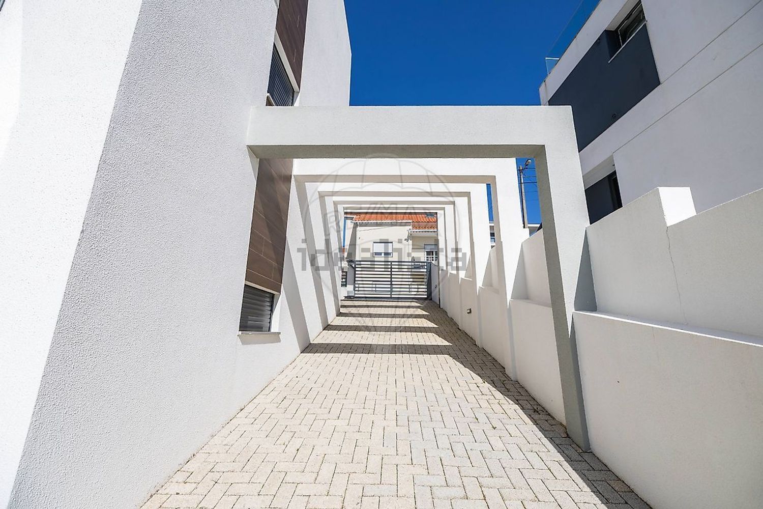 出租小楼房或独栋别墅在Rua Almeida Garrett - 照片