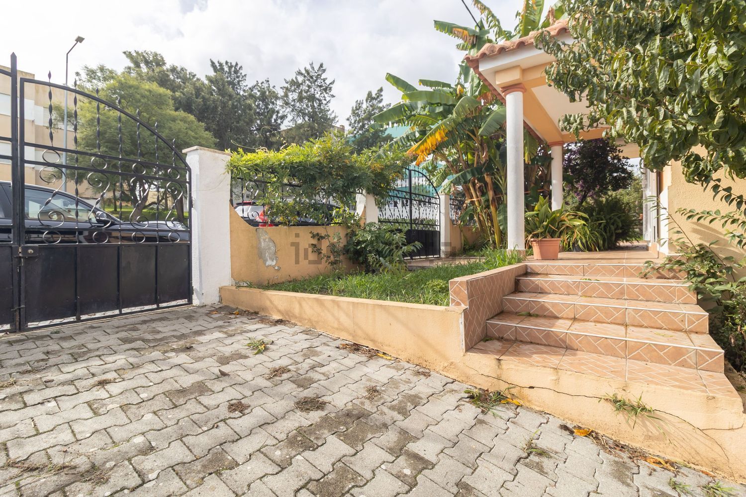 小楼房或独栋别墅出售在Avenida Padre Nabeto - 外立面