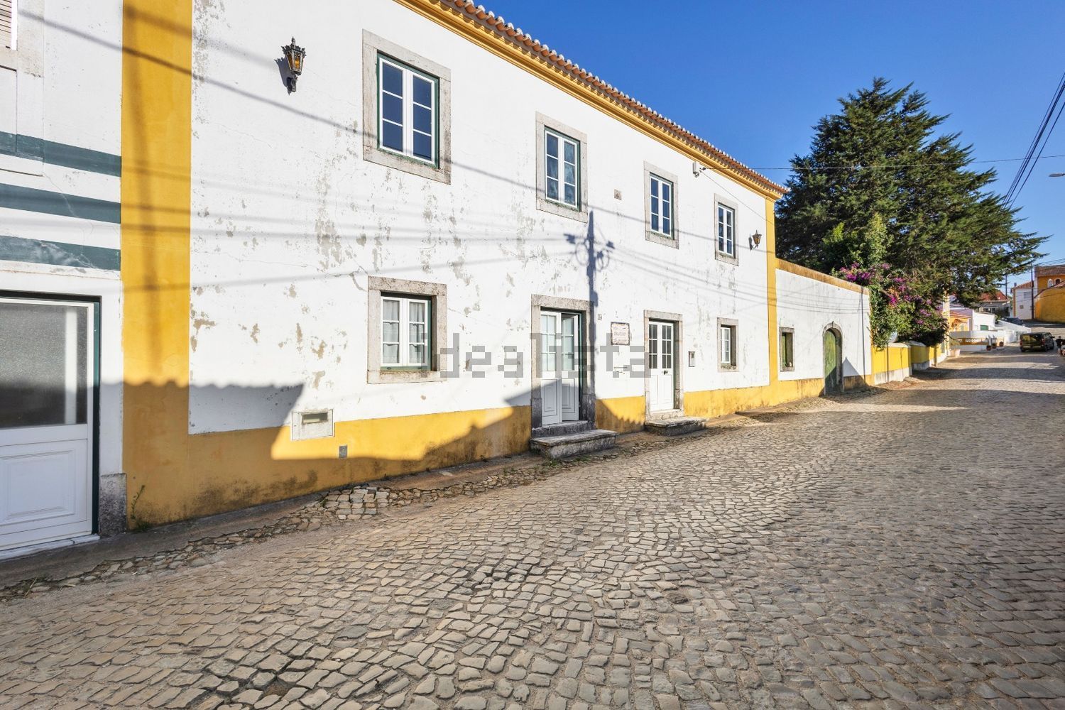 小楼房或独栋别墅出售在Rua Direita - 外立面