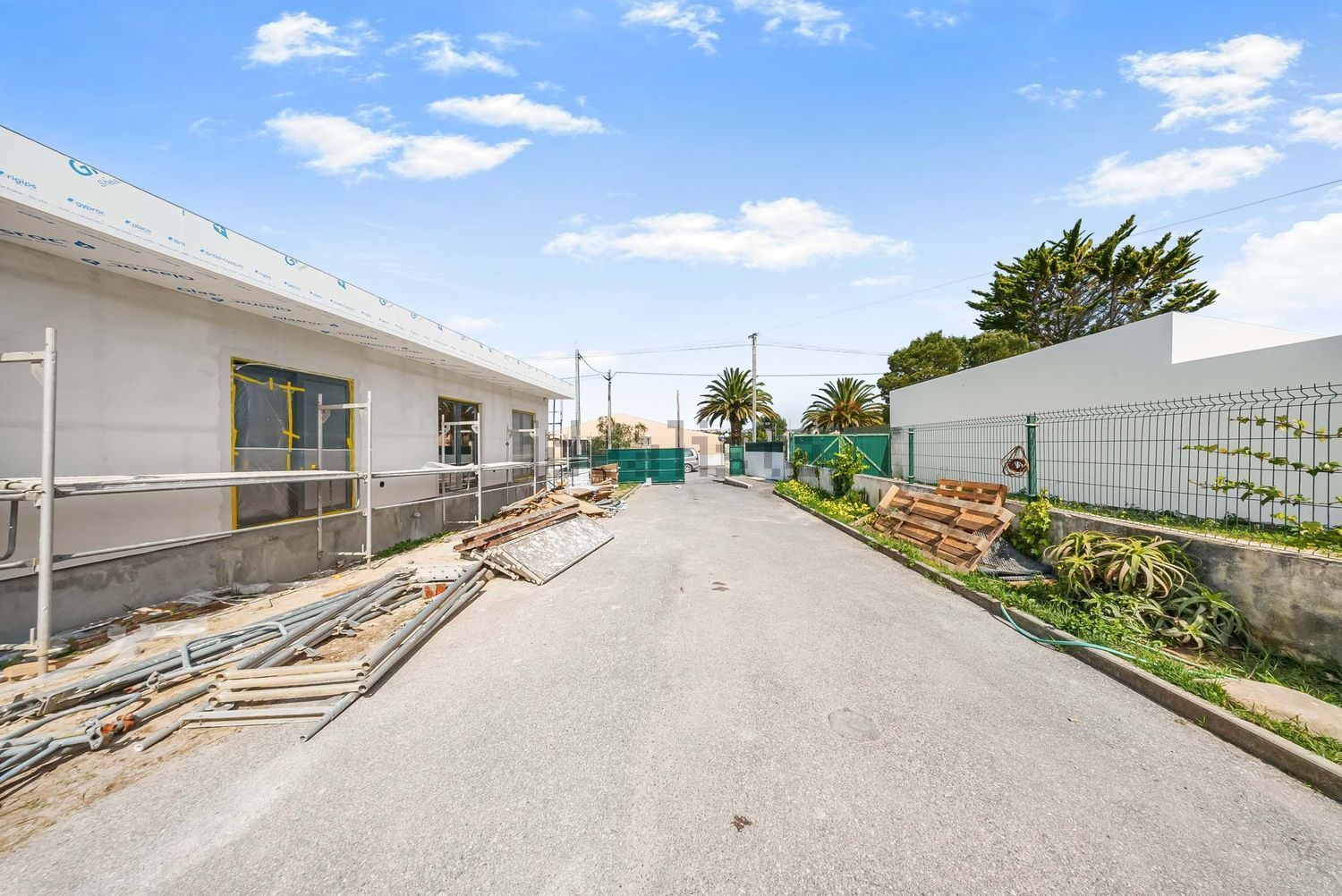 小楼房或独栋别墅出售在Rua do Outeiro - 外立面