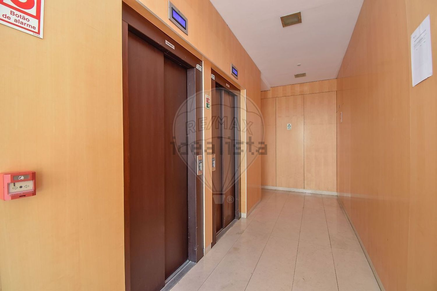 公寓 t3出售在Rua Xavier de Araújo, 14 - 过道