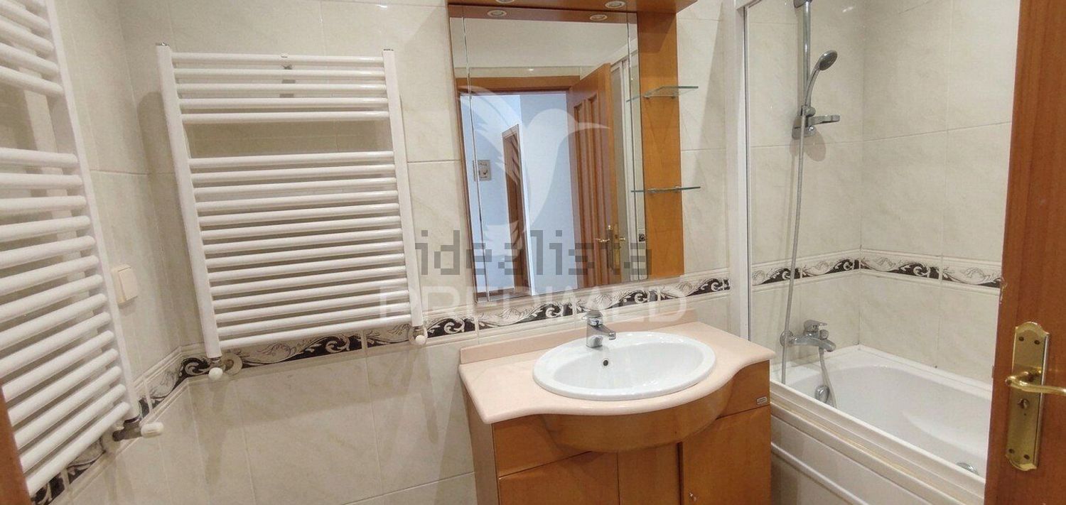 公寓 t2出售在Santo António dos Cavaleiros e Frielas - 卫生间