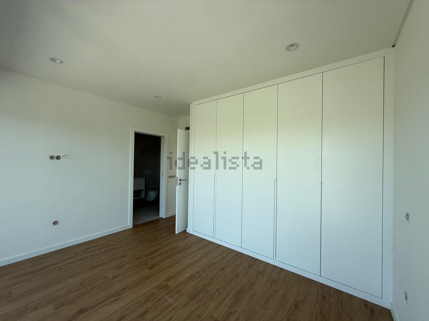 双拼别墅出售在Avenida Raul Brandão, 8 - 居住