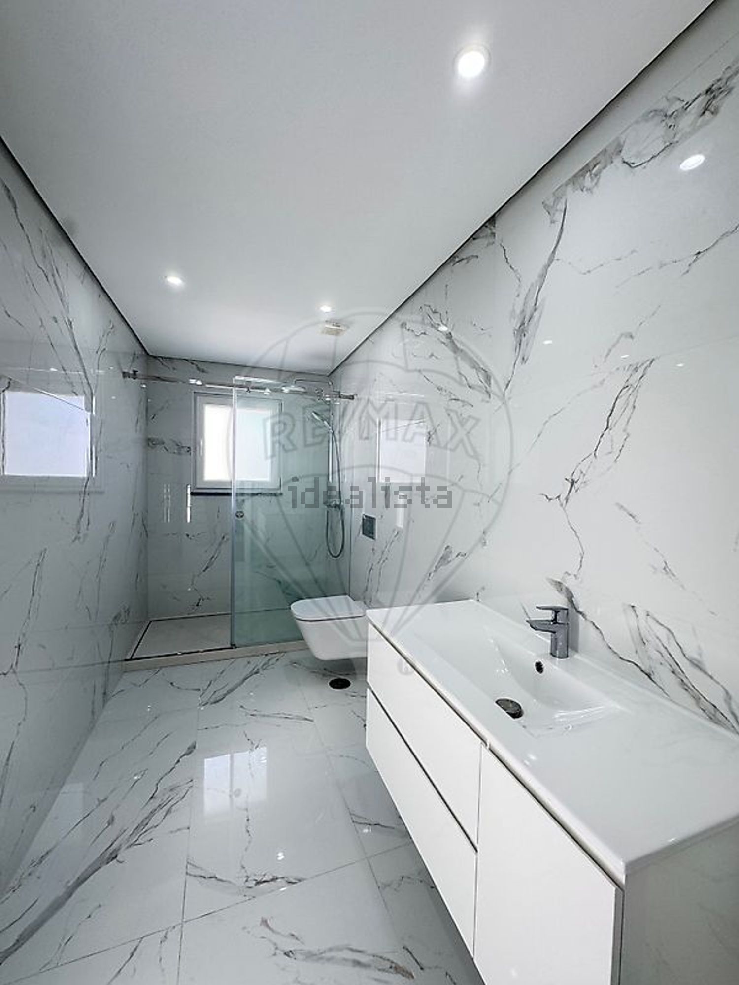 小楼房或独栋别墅出售在Alameda Miguel Torga - 卫生间