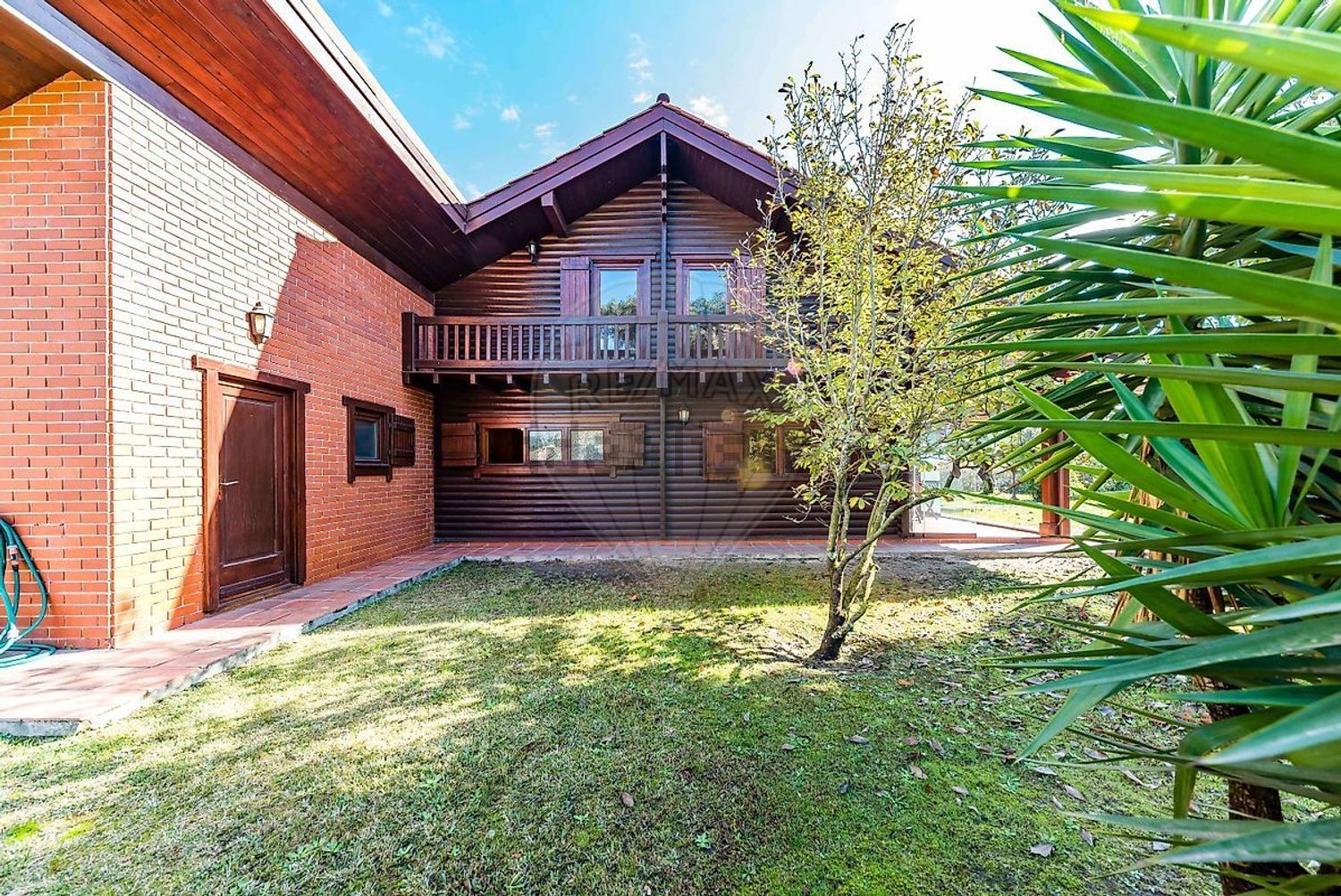 小楼房或独栋别墅出售Ip1 - 外立面