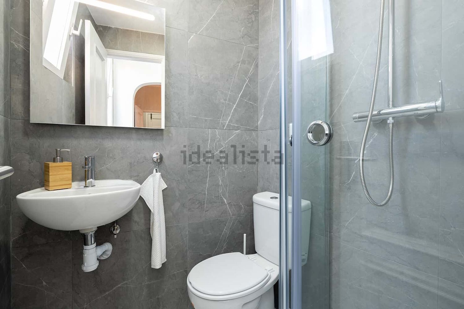 出租房间在Travessa Santo António à Graça, 2 - 卫生间