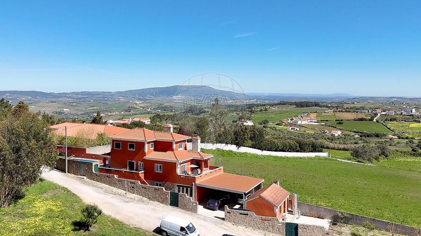 小楼房或独栋别墅出售在São Quintino