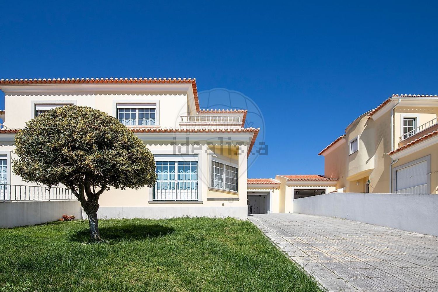 小楼房或独栋别墅出售在Rua da Engenheira - 外立面