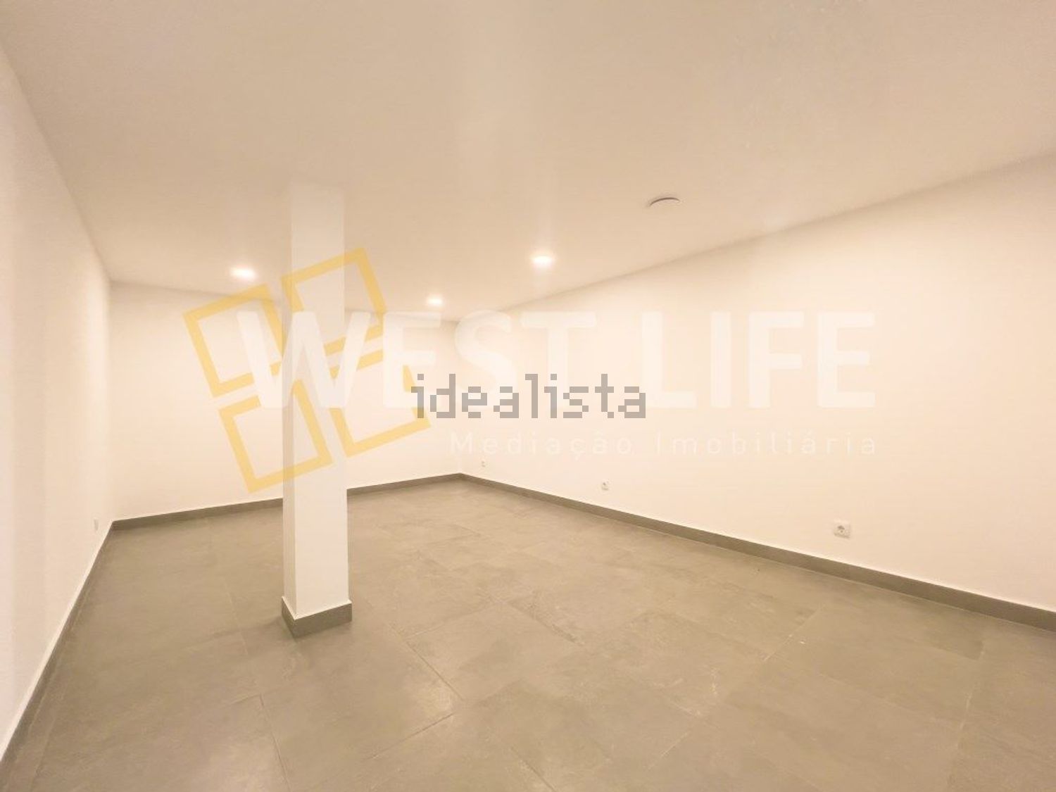 小楼房或独栋别墅出售在São Pedro da Cadeira - 停车位