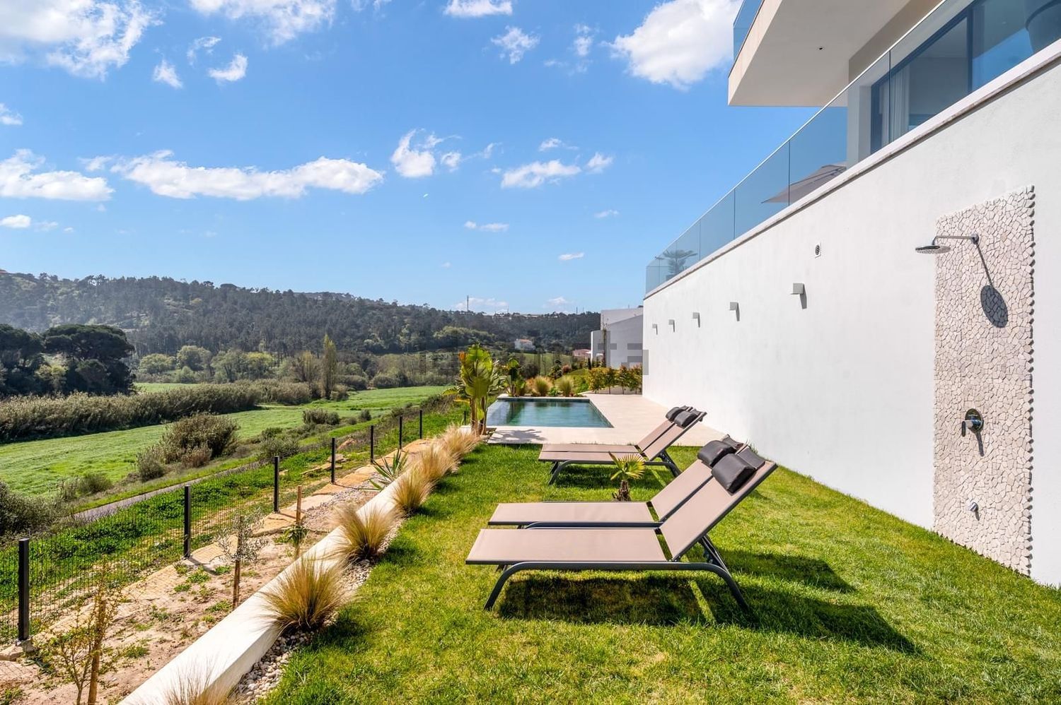 小楼房或独栋别墅出售在Rua das Lombas - 游泳池