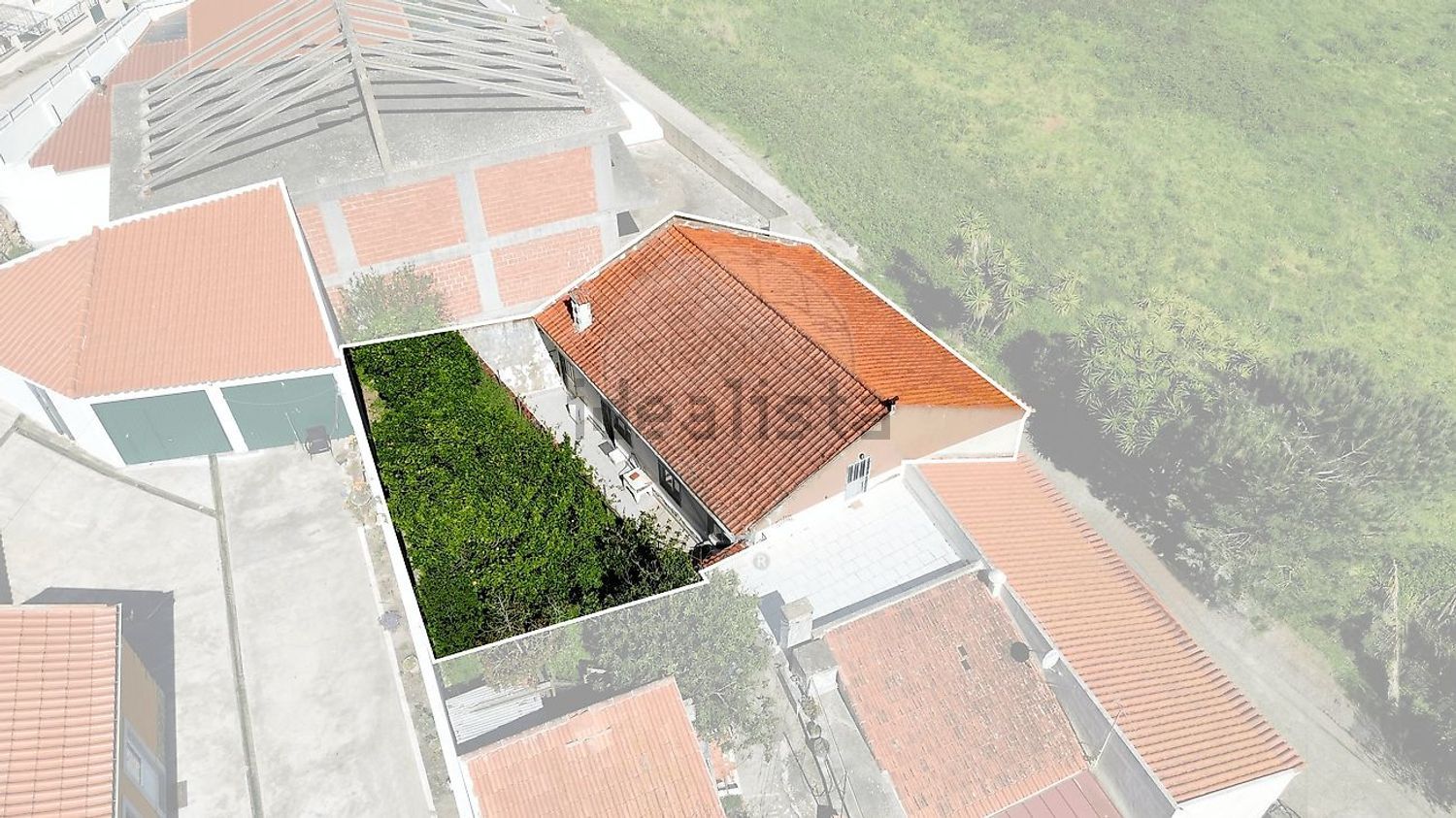 小楼房或独栋别墅出售在Rua das Adegas - 游泳池