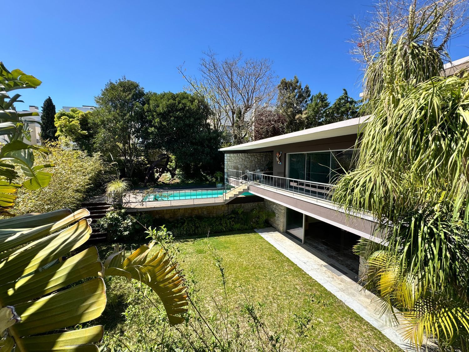 小楼房或独栋别墅出售在Avenida Marechal Carmona, 631 - 游泳池