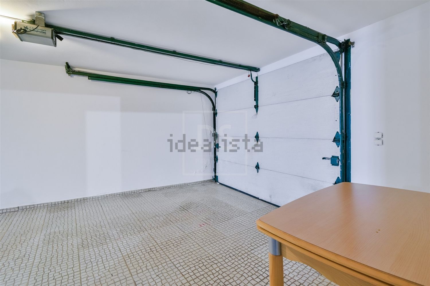 小楼房或独栋别墅出售在Praça Dom Lourenço Vicente, 18 - 停车位