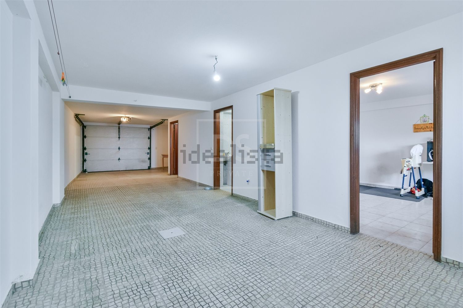 小楼房或独栋别墅出售在Praça Dom Lourenço Vicente, 18 - 停车位