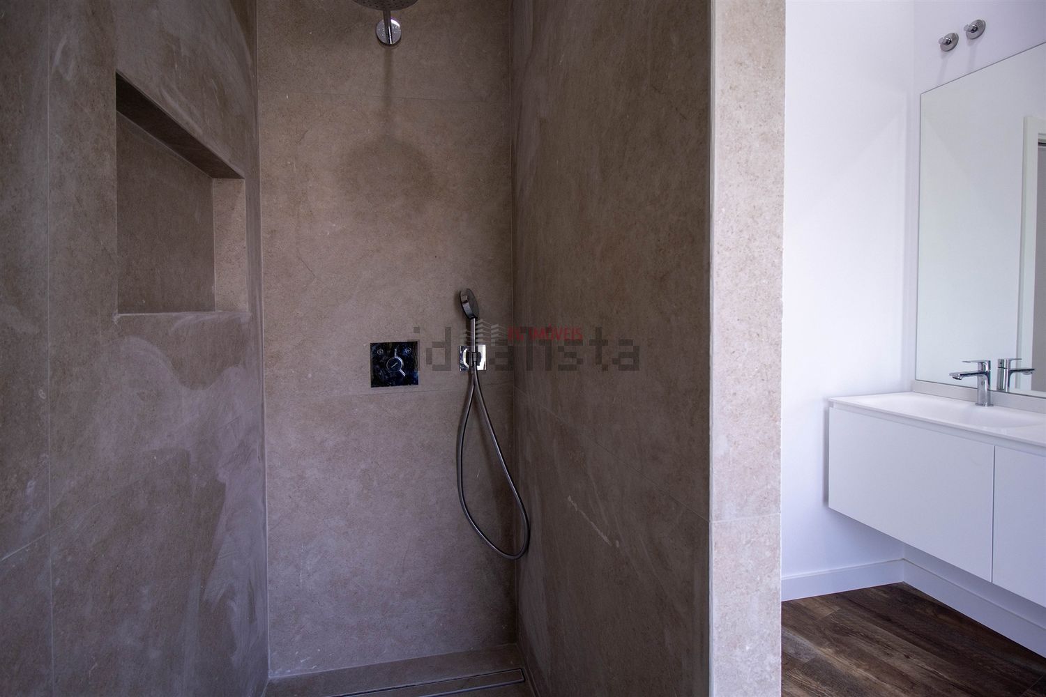 小楼房或独栋别墅出售在Rua das Olaias - 卫生间