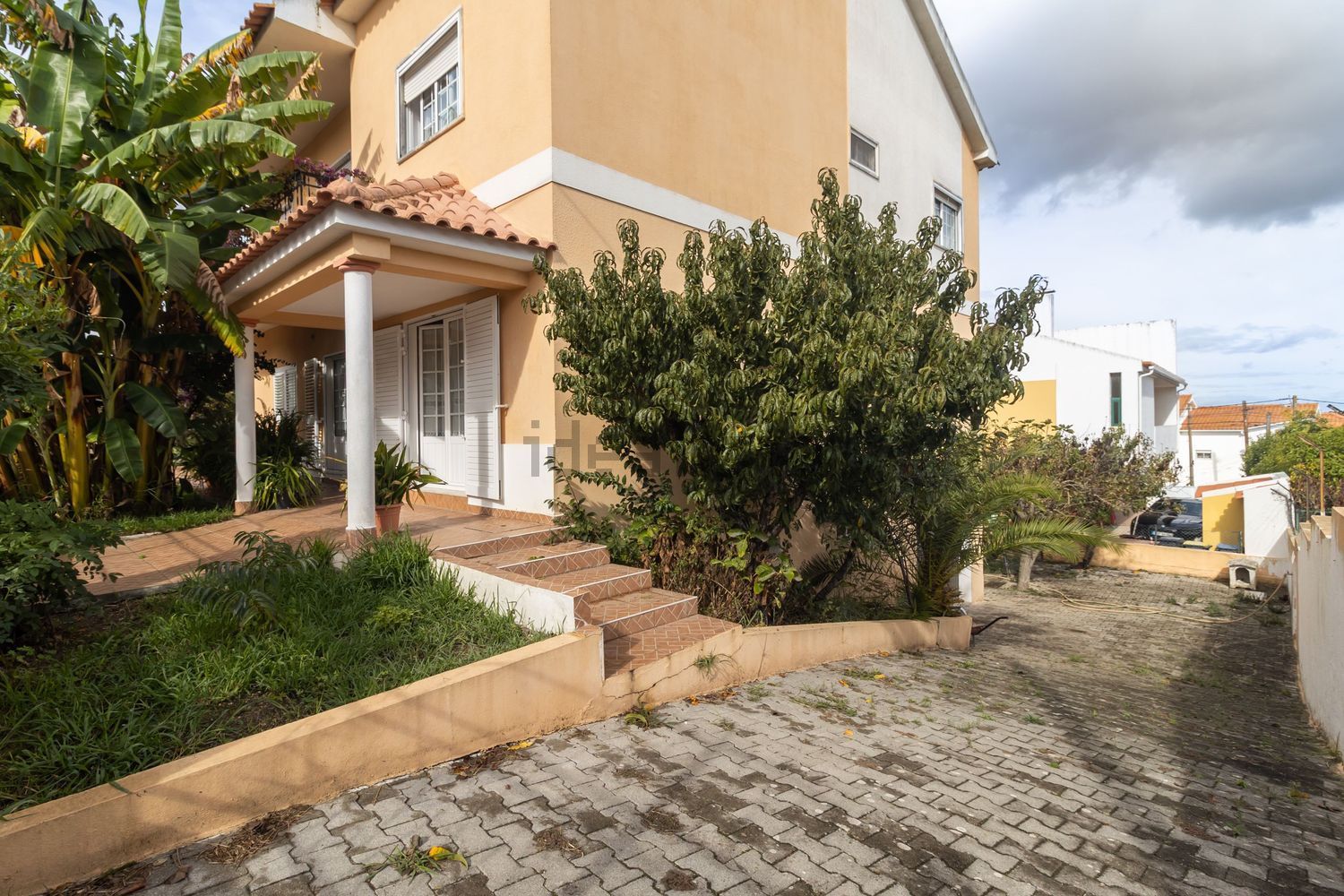 小楼房或独栋别墅出售在Avenida Padre Nabeto - 外立面