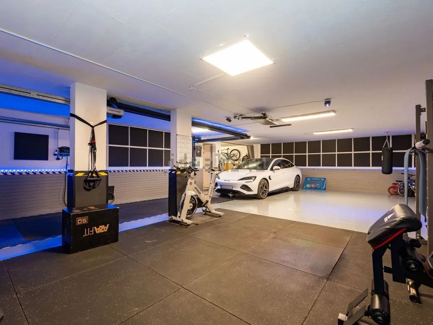 小楼房或独栋别墅出售在Rua dos Calços - 停车位