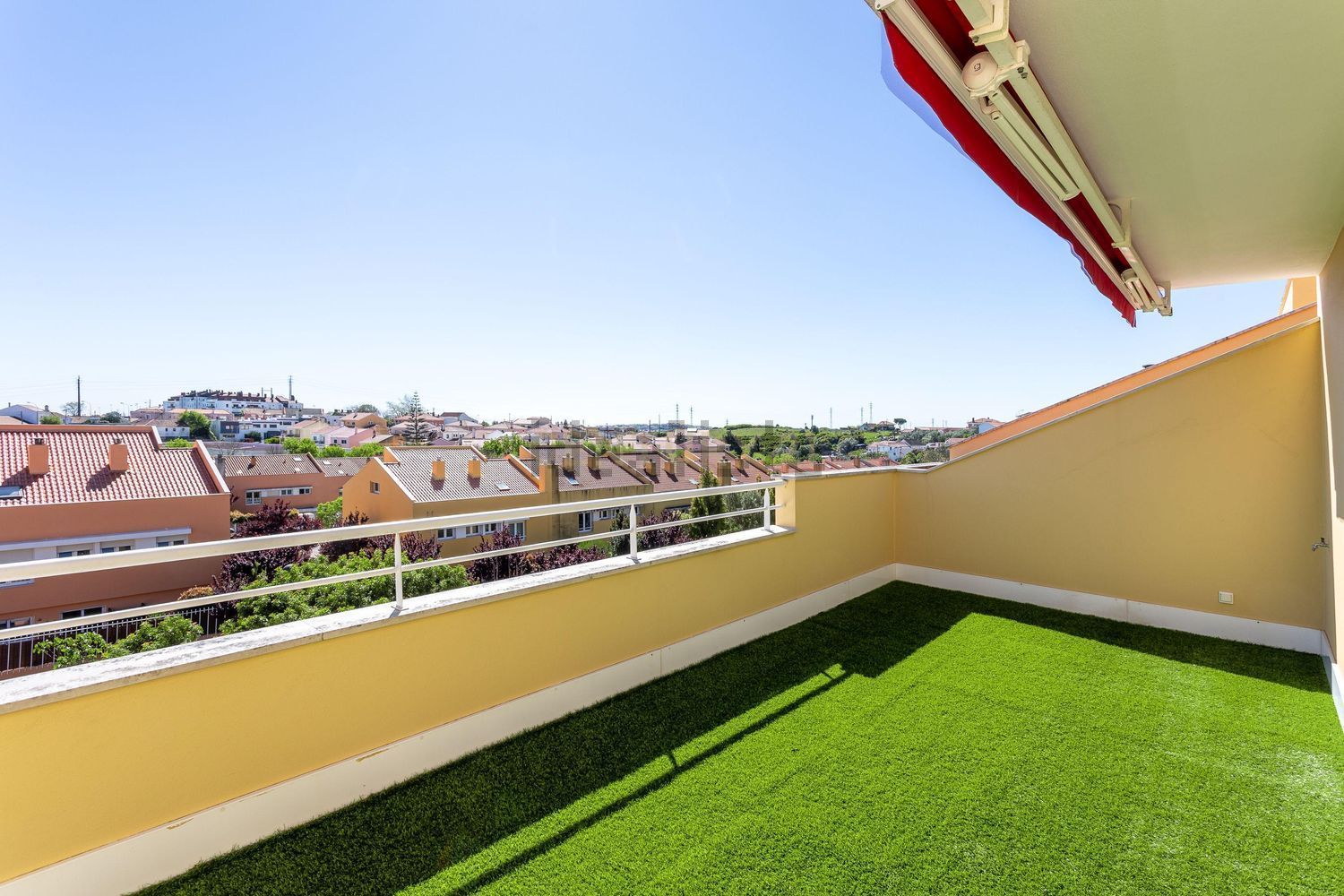 双拼别墅出售在Rua António Xavier Pereira Coutinho, 43 - 阳台