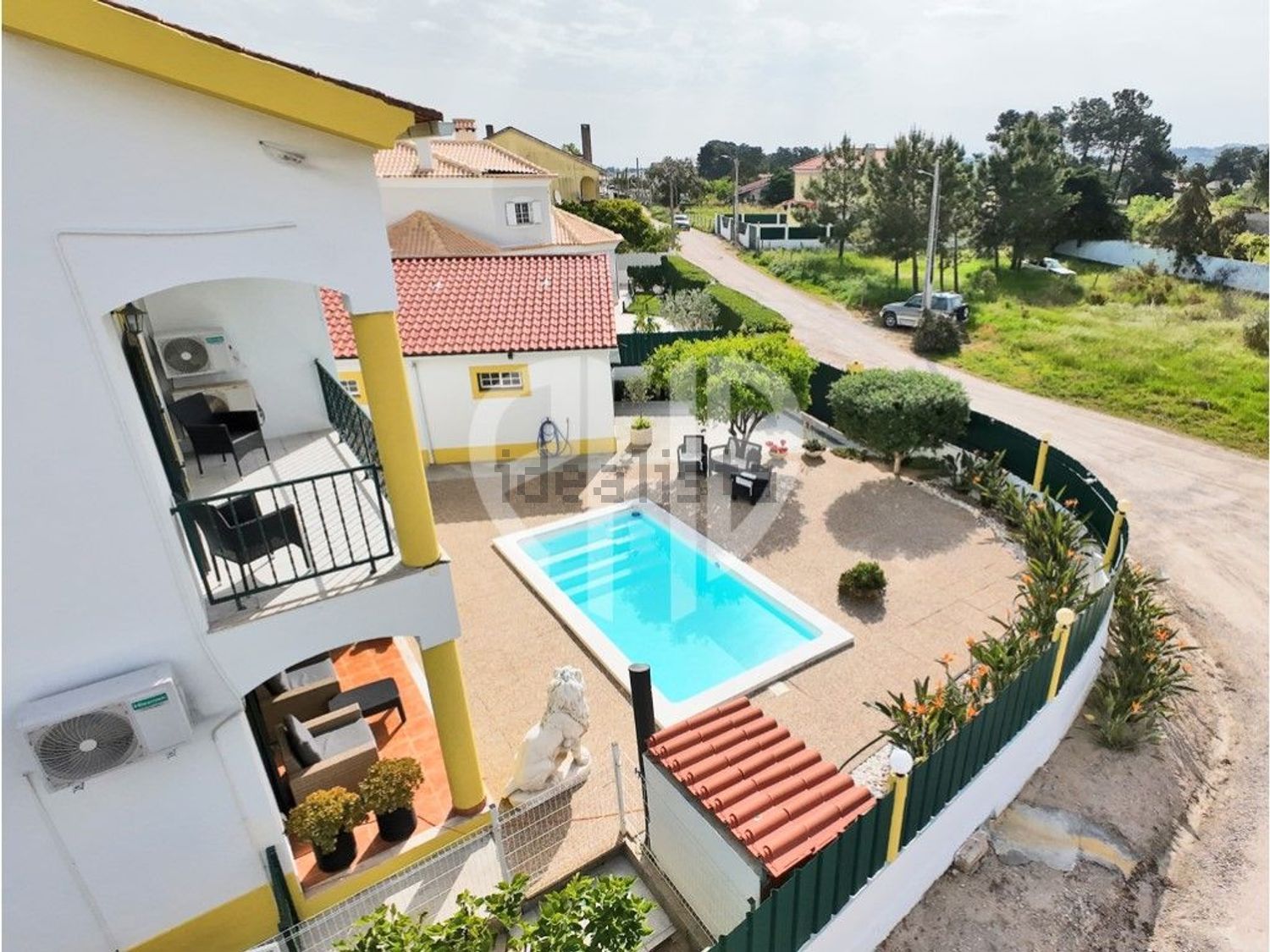 小楼房或独栋别墅出售Cm1029 - 游泳池