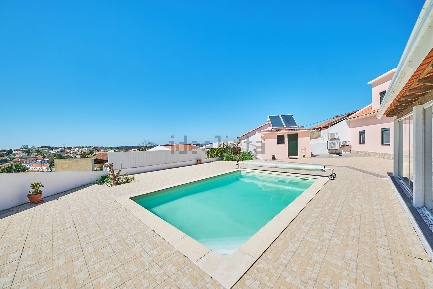 小楼房或独栋别墅出售在Rua da Bica - 游泳池