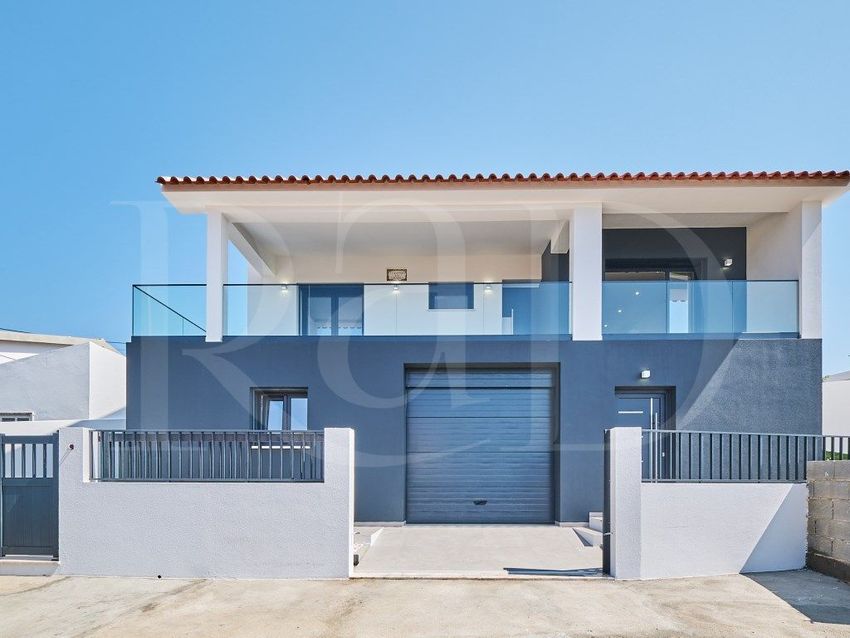 小楼房或独栋别墅出售在Rua do Massapêz, 43