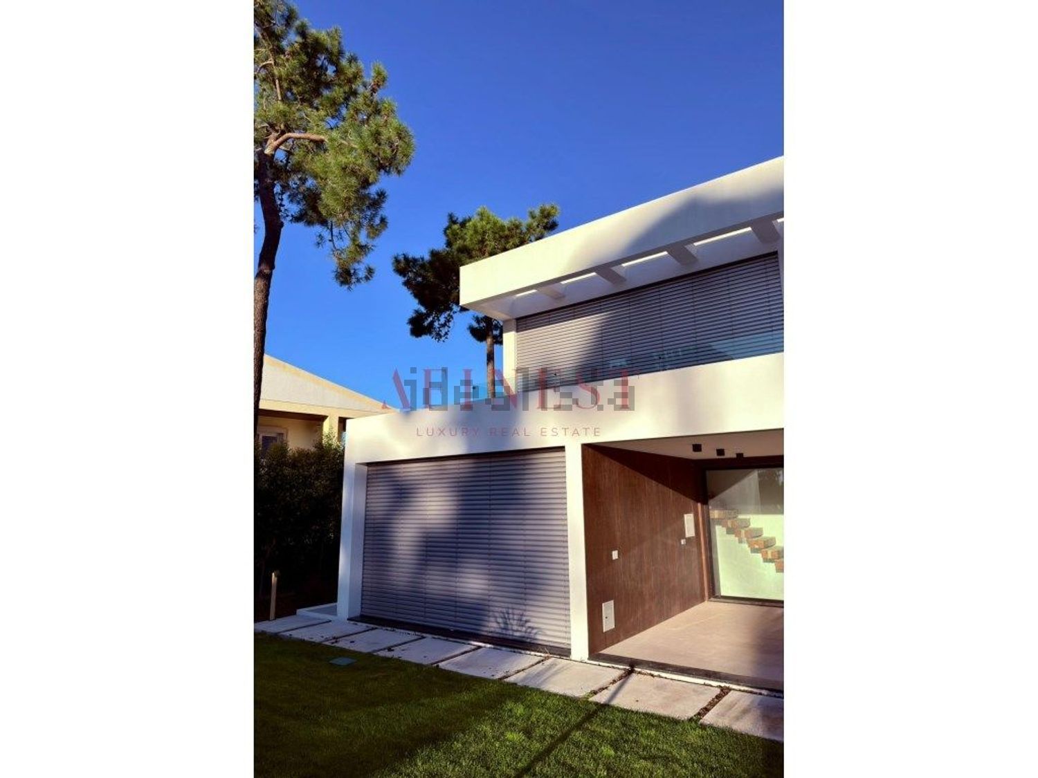 小楼房或独栋别墅出售在Rua do Tojo - 外立面