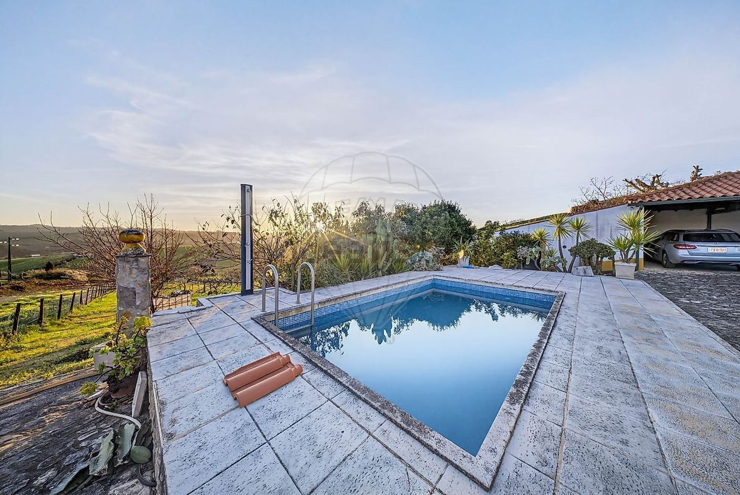 小楼房或独栋别墅出售在Rua Estreita - 游泳池