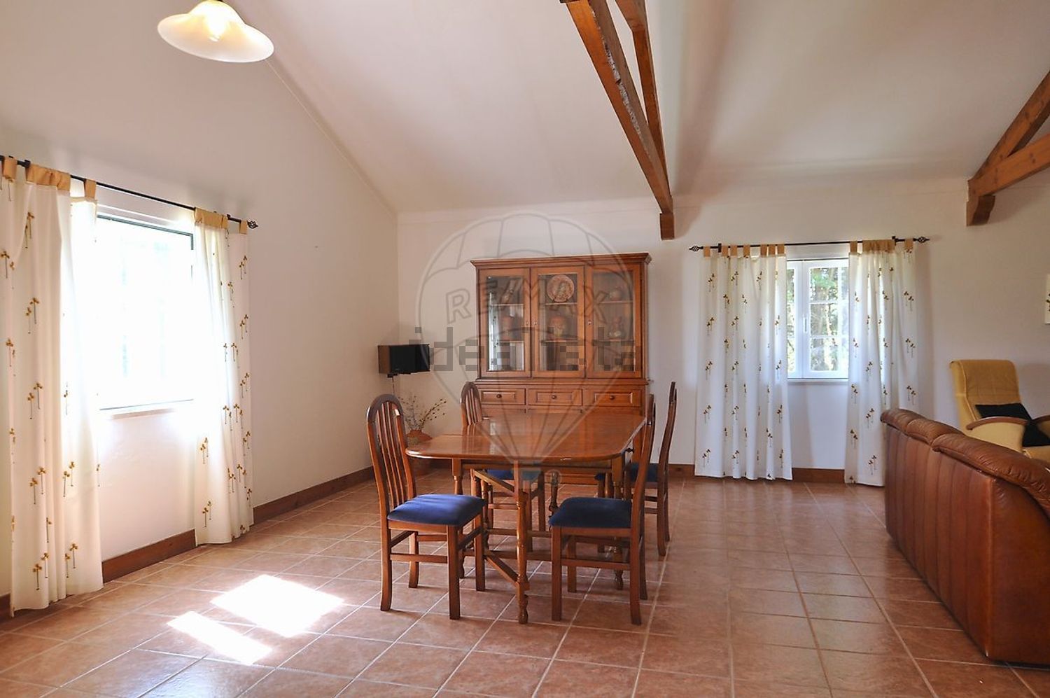 小楼房或独栋别墅出售在São Quintino - 客厅