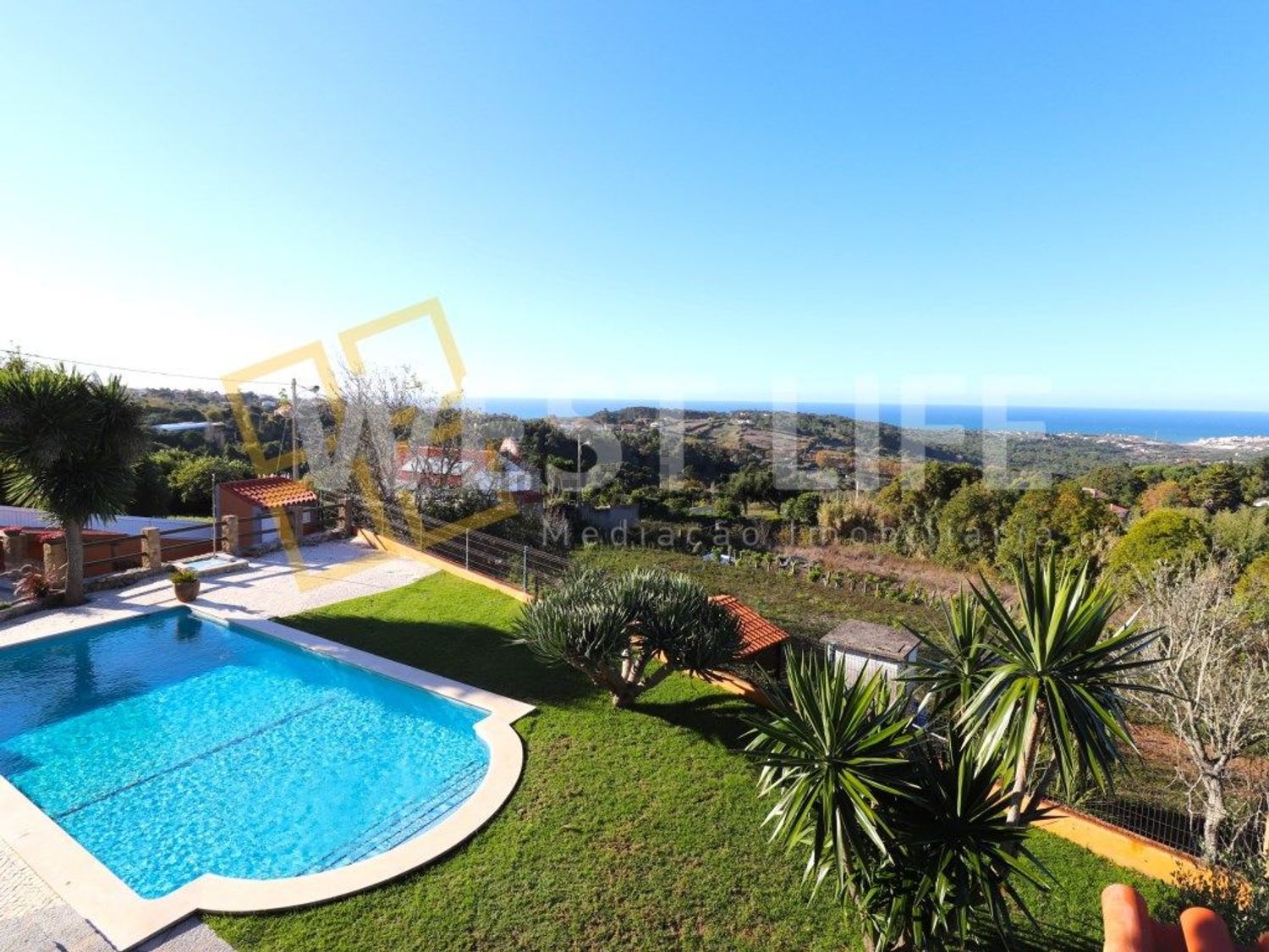 小楼房或独栋别墅出售在Vila de Colares - Mucifal - 游泳池