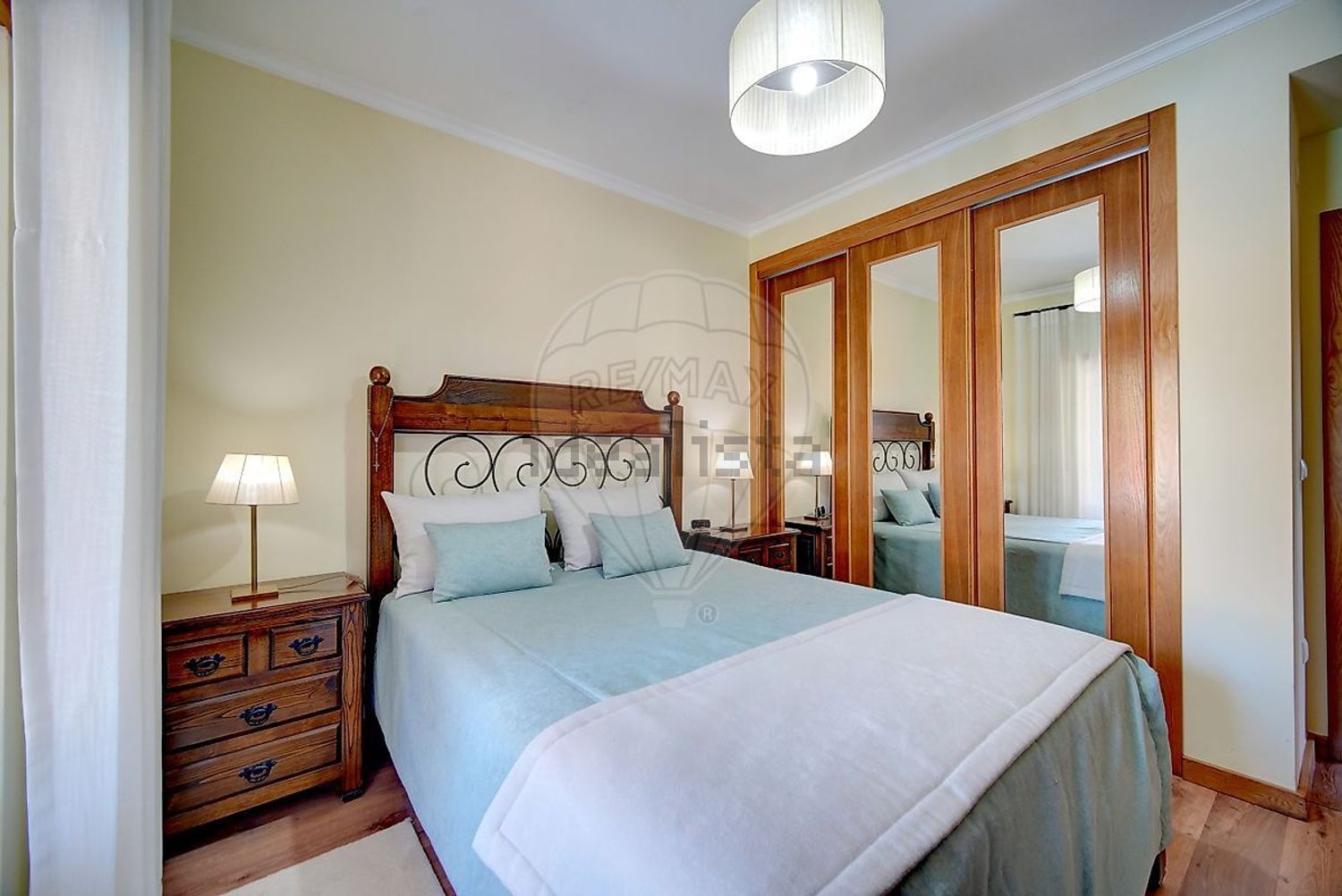 小楼房或独栋别墅出售在São Quintino - 卧室