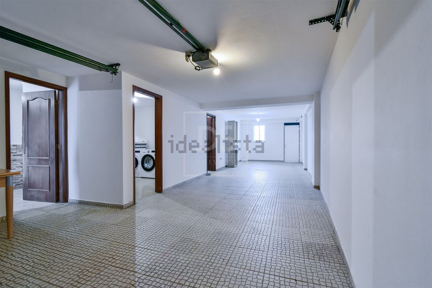 小楼房或独栋别墅出售在Praça Dom Lourenço Vicente, 18 - 停车位