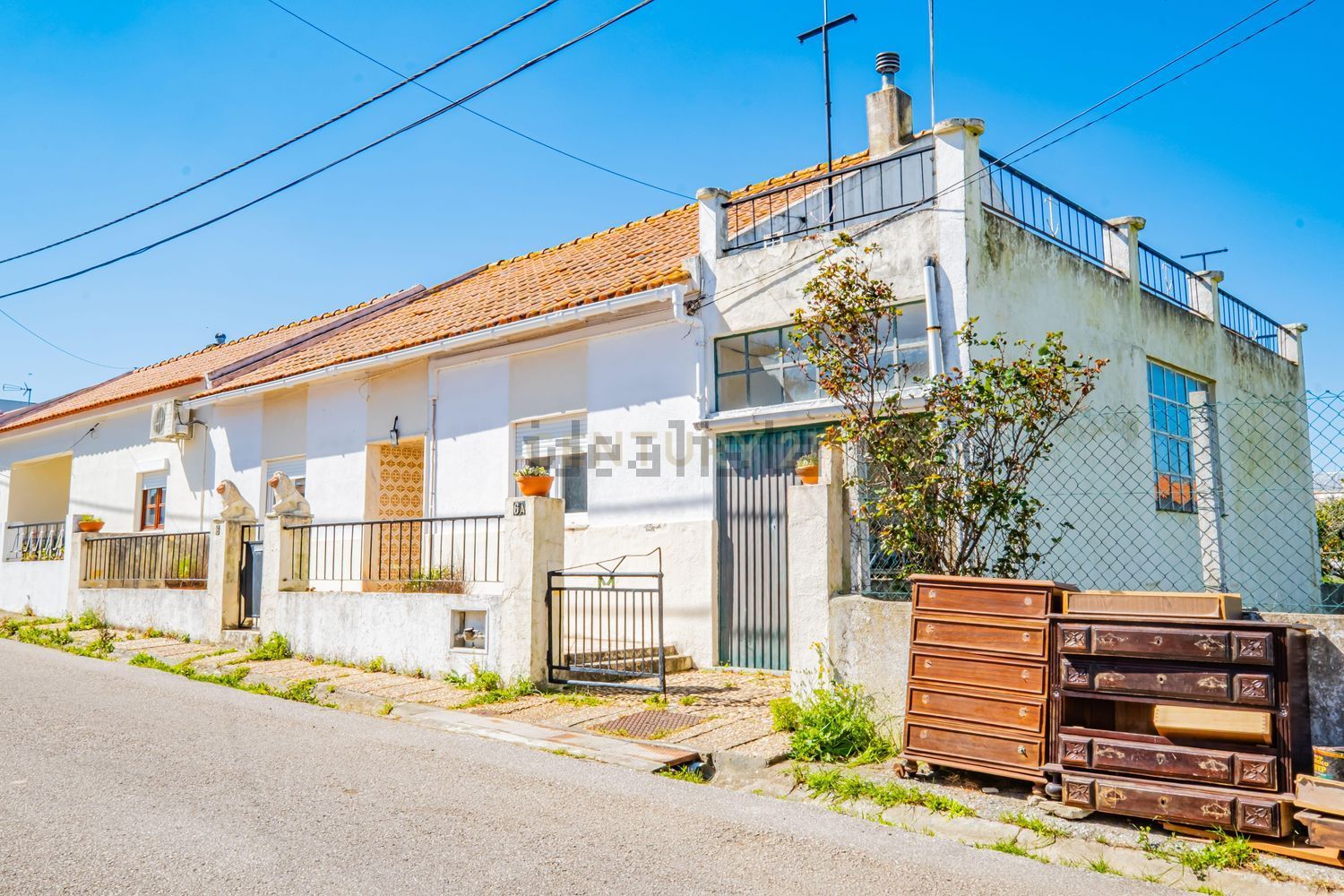 小楼房或独栋别墅出售在Rua General Humberto Delgado, 6 - 外立面