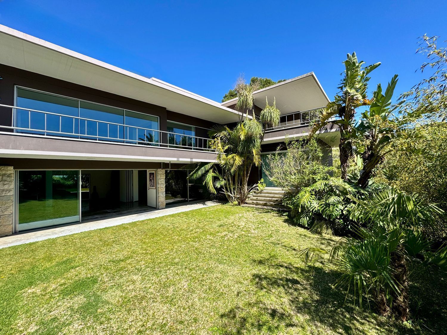 小楼房或独栋别墅出售在Avenida Marechal Carmona, 631 - 外立面