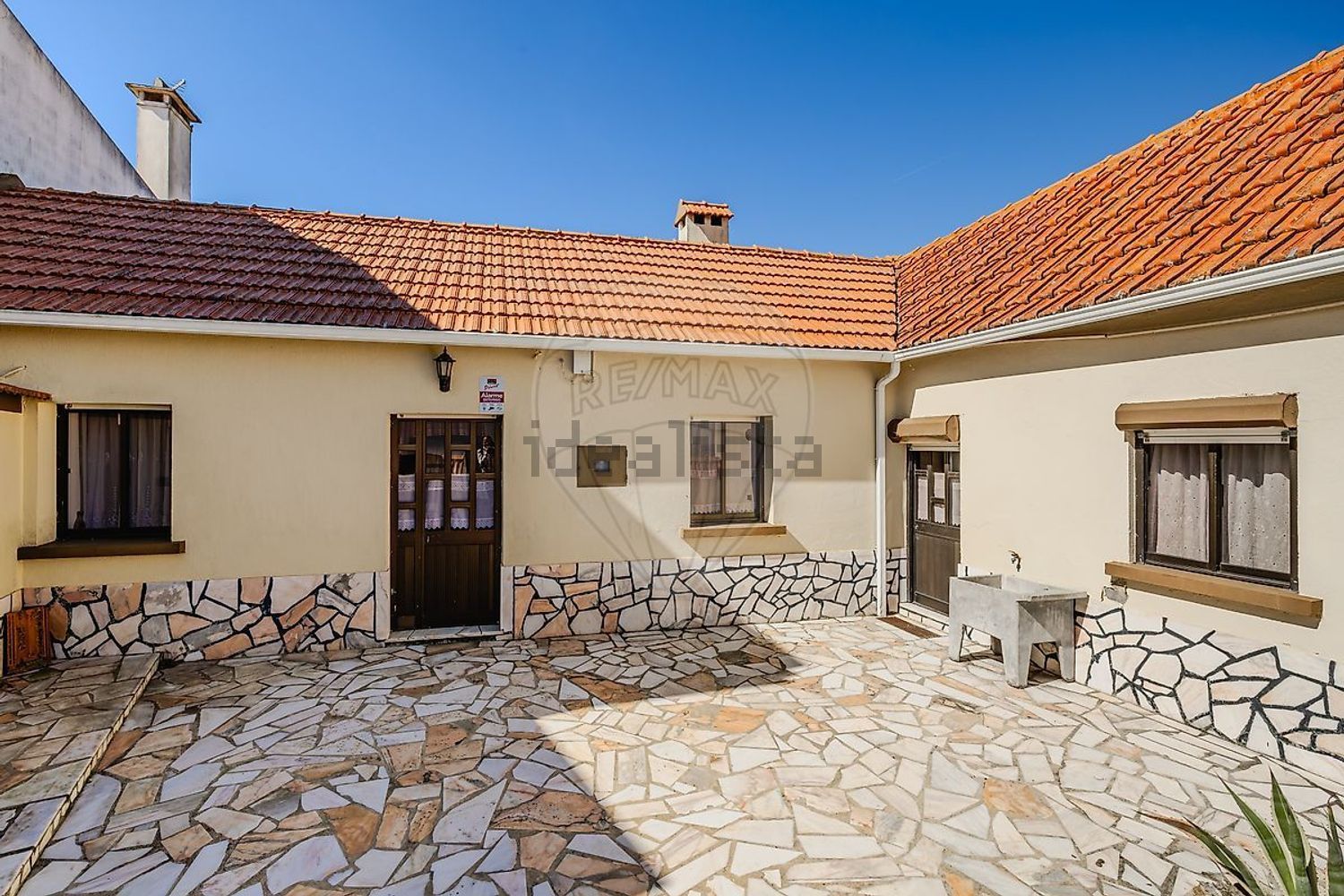 小楼房或独栋别墅出售在Rua do Rio Velho - 外立面